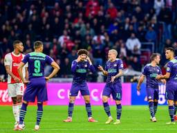 PSV-spelers coachen elkaar in de Arena (foto: ANP).