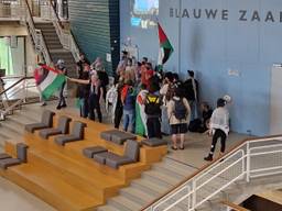 Pro-Palestijnse demonstranten proberen dinsdagmiddag met een lawaaiprotest een debat van EU-lijsttrekkers op de Technische Universiteit Eindhoven (TU/e) te verstoren