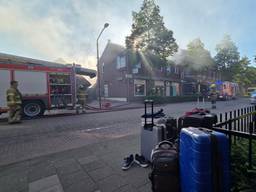 Een beeld van het brandende pand (foto: Noël van Hooft).