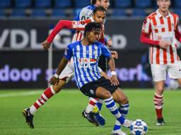 Jacky Donkor (FC Eindhoven) schermt de bal af voor Trevor David (TOP Oss) - Foto: Orange Pictures
