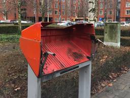 Een opgeblazen brievenbus op de Mozartlaan in Heesch.