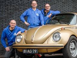 De gebroeders van der Zanden, verzot op oude Volkswagens, met de overleden Peter (midden), Albert en Ad (rechts). 