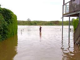 In Maashees stijgt het water tot aan de knieën van Obbe en Ina