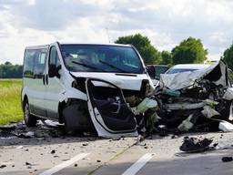 Auto botst frontaal op busje, drie gewonden bij ongeluk in Den Hout