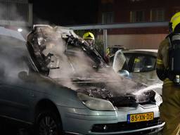 Een auto in Oosterhout vatte vlam en raakte zwaar beschadigd (foto: Jeroen Stuve / SQ Vision)