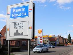Als Nederlander kan je nog gewoon in Baarle-Hertog tanken, de politie lijkt niet te controleren.