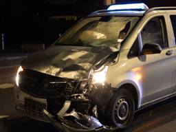Het taxibusje raakte zwaar beshadigd (foto: Perry Roovers/SQ Vision).