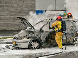 Pas gekochte auto vat vlam in Valkenswaard en is total loss