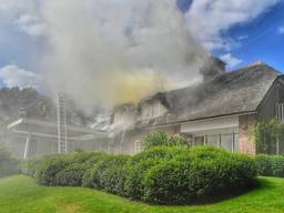 Grote brand in villa met rieten dak, speciaal brandweerteam naar Waalre