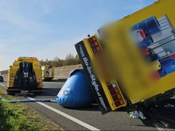 Rijkswaterstaat zet gekantelde vrachtwagen A16 recht 