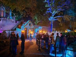 Na sluitingstijd nog een rij voor de Danse Macabre (Foto: Eric Rovers)