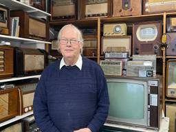 Anton Wintjes in zijn knusse hobbywinkeltje in Oss, waar hij oude radio’s en tv’s repareert (foto: Megan Hanegraaf).