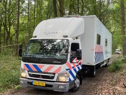 De politie heeft een speciale wagen naar Helvoirt gestuurd (foto: Bart Meesters/SQ Vision Mediaprodukties).