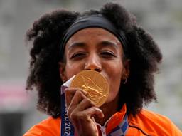 Sifan Hassan met haar memorabele Olympische gouden plak voor de 5000 meter (foto:ANP).