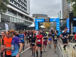 Het is heel druk bij de finish van de ASML Marathon Eindhoven.