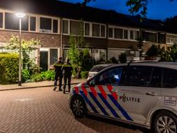 De politie doet onderzoek aan het Roland Holsthof in Tilburg. (Foto: Jack Brekelmans / SQ Vision)