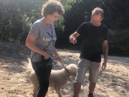 Erik en Ingrid Lagarde met labradoedel Sifa (foto: Tonnie Vossen) 