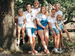 Het gezin compleet, Carlo en Daniëlle met hun vijf kinderen (foto: Carlo van Zon).