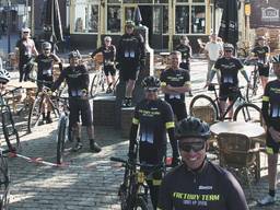 Het moutainbiketeam bij De Kiosk (foto: Jeroen Punt)