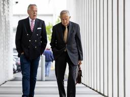 Anton Kotte (r) loopt samen met voorzitter Piet Ploeg van de stichting naar de rechtszaal (foto: ANP/Sem van der wal)