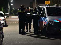 Agenten in overleg in Roosendaal (foto: Jeroen Stuve/SQ Vision).