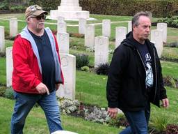 Michael en Dennis op de begraafplaats bij Bergen op Zoom (foto: Willem-Jan Joachems).