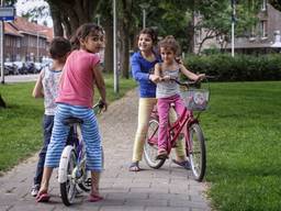 Syrische kinderen spelen buiten in Tilburg (Foto: ANP).