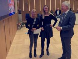 Wendy Vugts overhandigd de petitie aan burgemeester Theo Weterings.