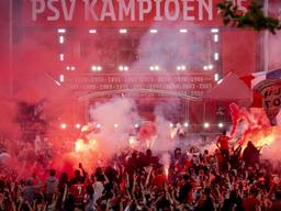 Suppoters hoesten wanneer ze vol in de rook staan