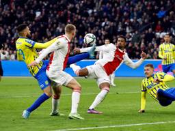 Met vallen en opstaan knokte RKC voor wat het waard was tegen Ajax (foto: ANP).