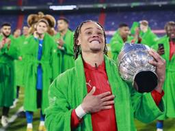 Xavi Simons met de KNVB-beker (foto: ANP 2023/Robin van Lonkhuijsen).
