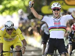 Mathieu van der Poel (links) moet de etappewinst laten aan Tadej Pogacar (Foto: ANP).