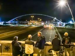 Veel mensen waren getuige van de 'luchtbrugoperatie' (foto: Dave Hendriks/SQ Vision Mediaprodukties).