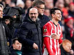 PSV-trainer Peter Bosz bij de publiekswissel van de vertrekkende Hirving Lozano (foto: Orange Pictures).