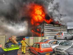 De vlammen sloegen uit het dak van het bedrijf in Heeze (foto: Rico Vogels).