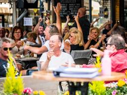 Versoepelde regels op een terras op de Markt Den Bosch. (Archieffoto: ANP)