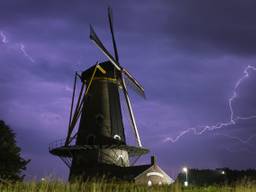 Onweer gezien bij de molen in Oisterwijk (foto: Jimmy van Drunen).