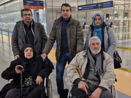 Nafi, Murat en Emine met hun ouders na aankomst op de luchthaven (foto: Mehmet Keles).