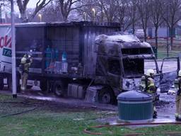 Hulpdiensten rukten massaal uit bij de brand (foto: Gabor Heeres/SQ Vision Mediaprodukties).