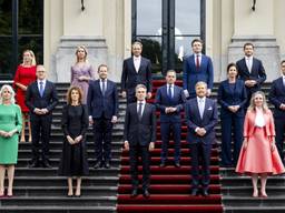 Het nieuwe kabinet op het bordes (Foto: ANP)