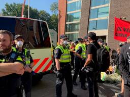 De demonstranten bij het pand van ZLTO (foto: Bart Meesters / SQ Vision). 