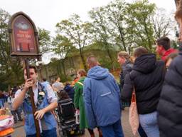 Bezoekers staan in de rij bij de Efteling (foto: Omroep Brabant).