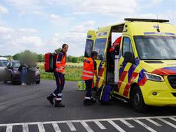 Wielrenner zwaargewond na botsing met bestelbusje, traumaheli opgeroepen