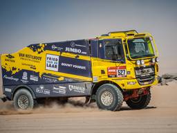 Jan en Ben van de Laar met hun truck in het Midden-Oosten tijdens de Dakar Rally van 2020.