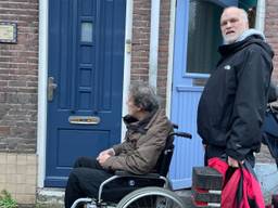 Erwin in de rolstoel met overbuurman Marcel Horck (Foto: Agnes van der Straaten)