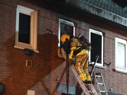 Het vuur in het huis in Dongen was rond zeven uur onder controle (foto: Jeroen Stuve/SQ Vision).