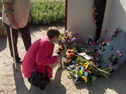 De oma van Dana en Liva legt twee jaar na het spoordrama bloemen bij het monument