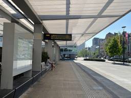Een leeg busstation in Tilburg (Foto: Rene van Hoof)