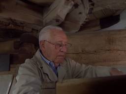 Jan Smolenaers (89) aan het werk in zijn geliefde molen (foto: Tessel Linders).