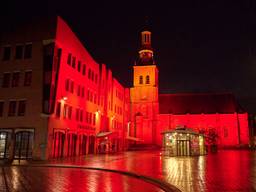 Stadskantoor in Etten-Leur kleurt rood (foto: Tom van der Put/SQ Vision)